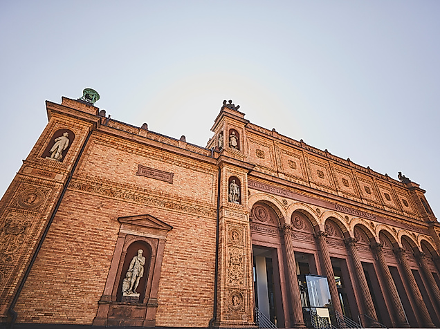 Außenansicht der Hamburger Kunsthalle mit historischer Backsteinfassade und klarer Abendstimmung
