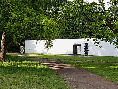 Das Ernst Barlach Haus während der Ausstellung »Tony Cragg. Against the grain« im Sommer 2012