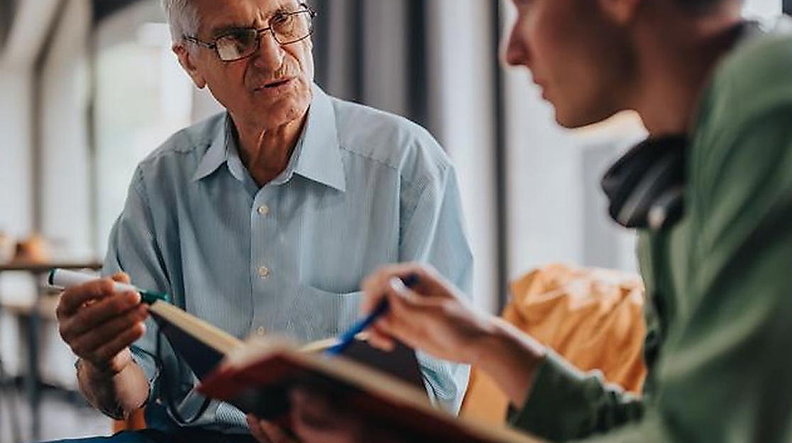 Alter und junger Mann unterhalten sich