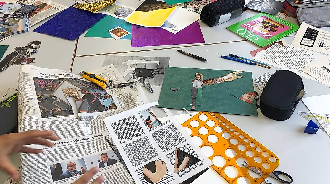 Tisch mit Collage Material