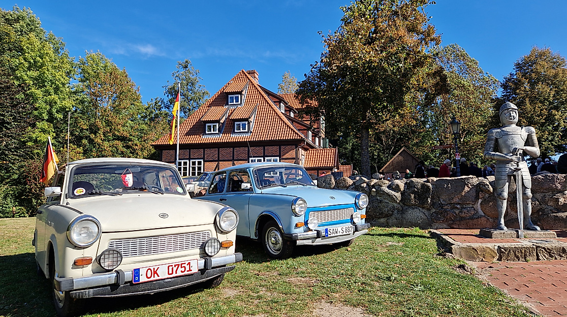 Oldtimertreffen auf Burg Bodenteich - Historische Fahrzeuge aus Ost und West