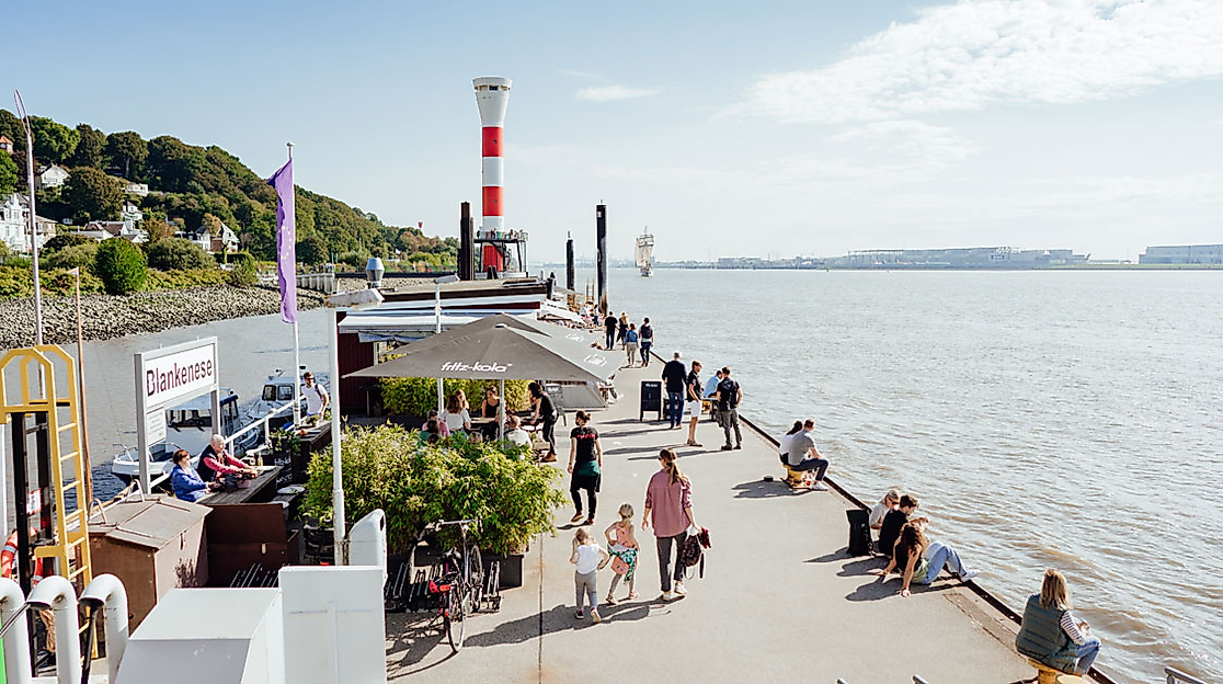 Ponton Op’n Bulln in Blankenese mit Leuchtturm, Elbblick und Menschen bei sonnigem Wetter am Wasser