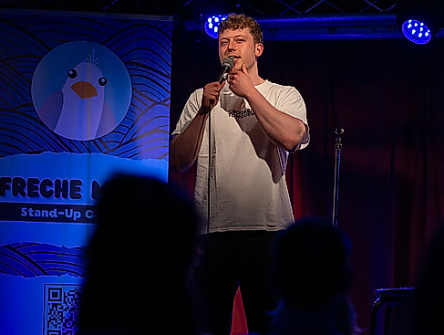 Freche Möwe Stand Up Comedy
                                - Authentisch. Ehrlich. Live.