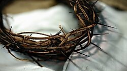 Dornenkrone auf einem Tuch