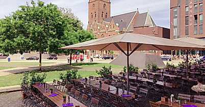 hofbraeu-wirtshaus-am-speersort_aussenterrasse-blick-richtung-innenstadt_c-2020_hofbraeu-wirtshaus