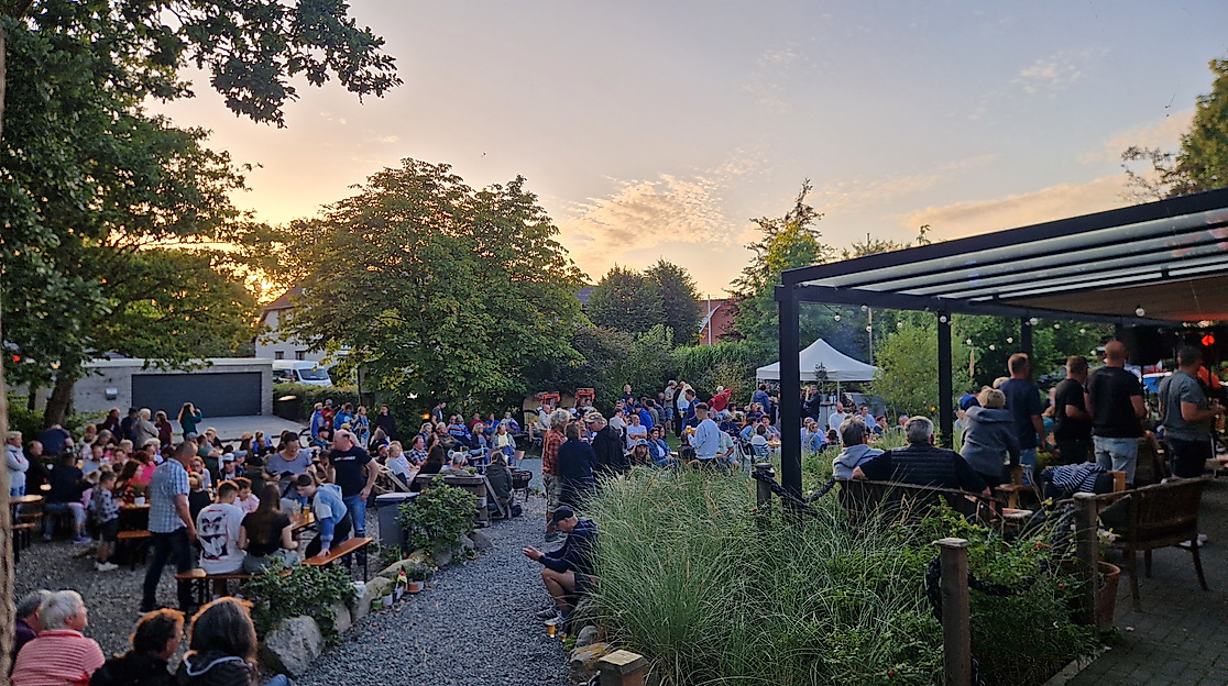 Abendstimmung im gut besuchten Biergarten