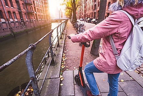 Frau auf E-Roller in Speicherstadt Hamburg im Herbst