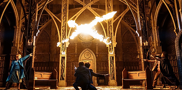 Szenenbild Harry Potter und das verwunschene Kind: Zauberei durch Flammen aus Zauberstäben in einer Halle