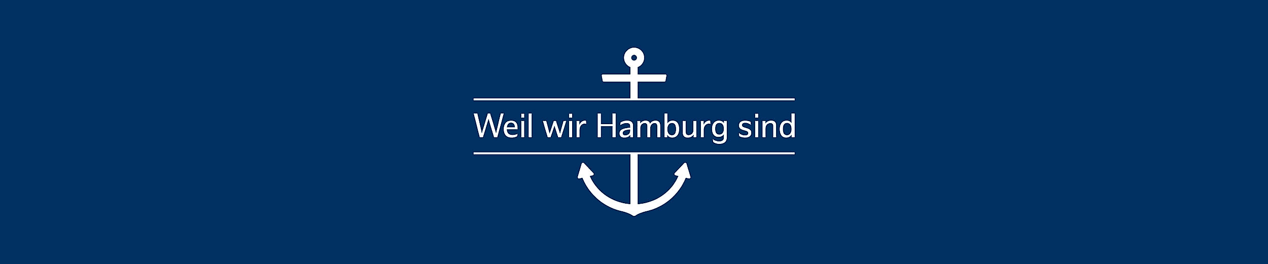 Weißes Logo der Hamburg Tourismus GmbH mit stilisiertem Anker und Schriftzug WEIL WIR HAMABURG SIND auf dunkelblauem Hintergrund