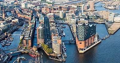 Luftaufnahme der HafenCity Hamburg mit Elbphilharmonie, Kanälen und moderner Architektur an der Elbe