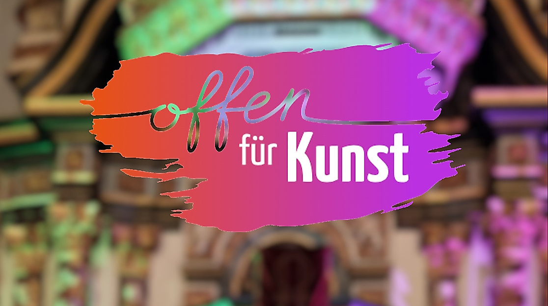 Schriftzug `Offen für Kunst ` vor Kanzel der Schloßkirche