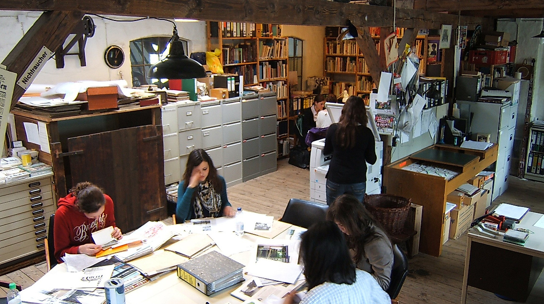 Schülerinnen bei Forschungsarbeiten im Archiv, 2009