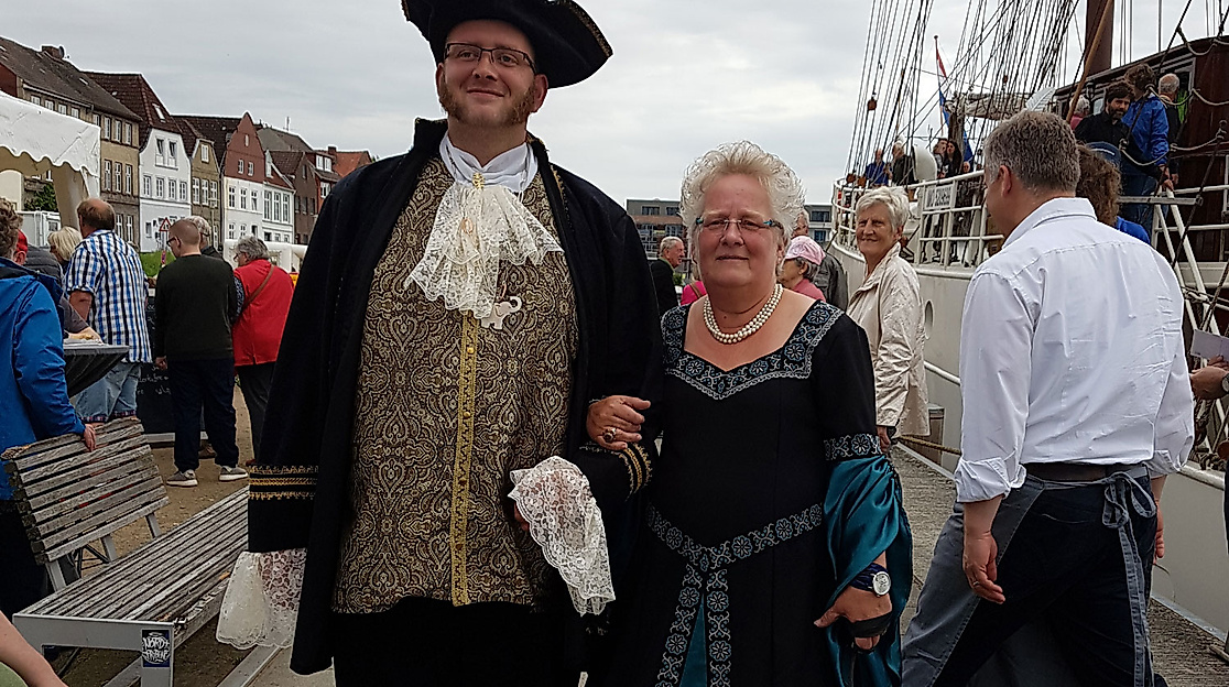 Historische Kostüme am Hafen