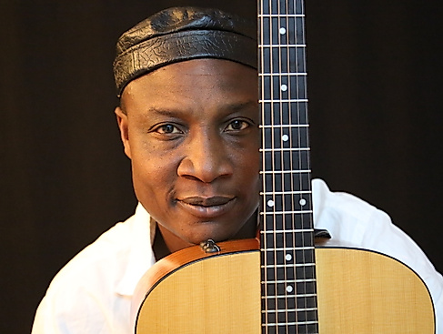 Adjiri Odametey_Gitarre_Porträt(c) Africmelo