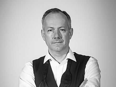 Porträt eines Mannes in Schwarz-Weiß