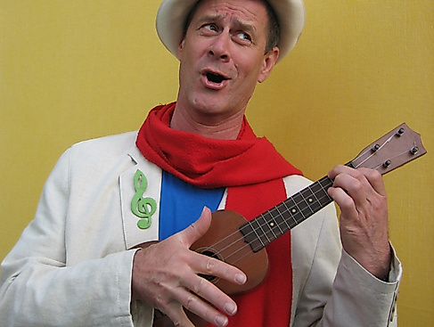 Wolfgang Rieck mit seiner Ukulele