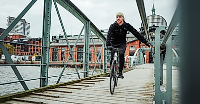 Person fährt mit dem Fahrrad über die Brücke zur Fischauktionshalle am Hamburger Fischmarkt