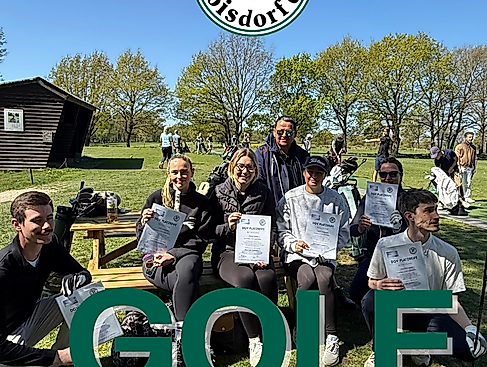 Platzreife im GC Hoisdorf vor dem Hintergrund der Driving Range des GC Hoisdorf