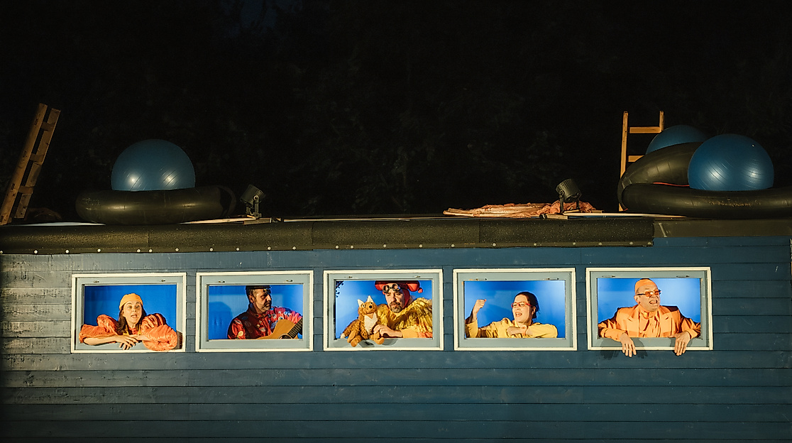 Jahrmarkttheater unterwegs - "Songs for Aliens" auf Burg Bodenteich
