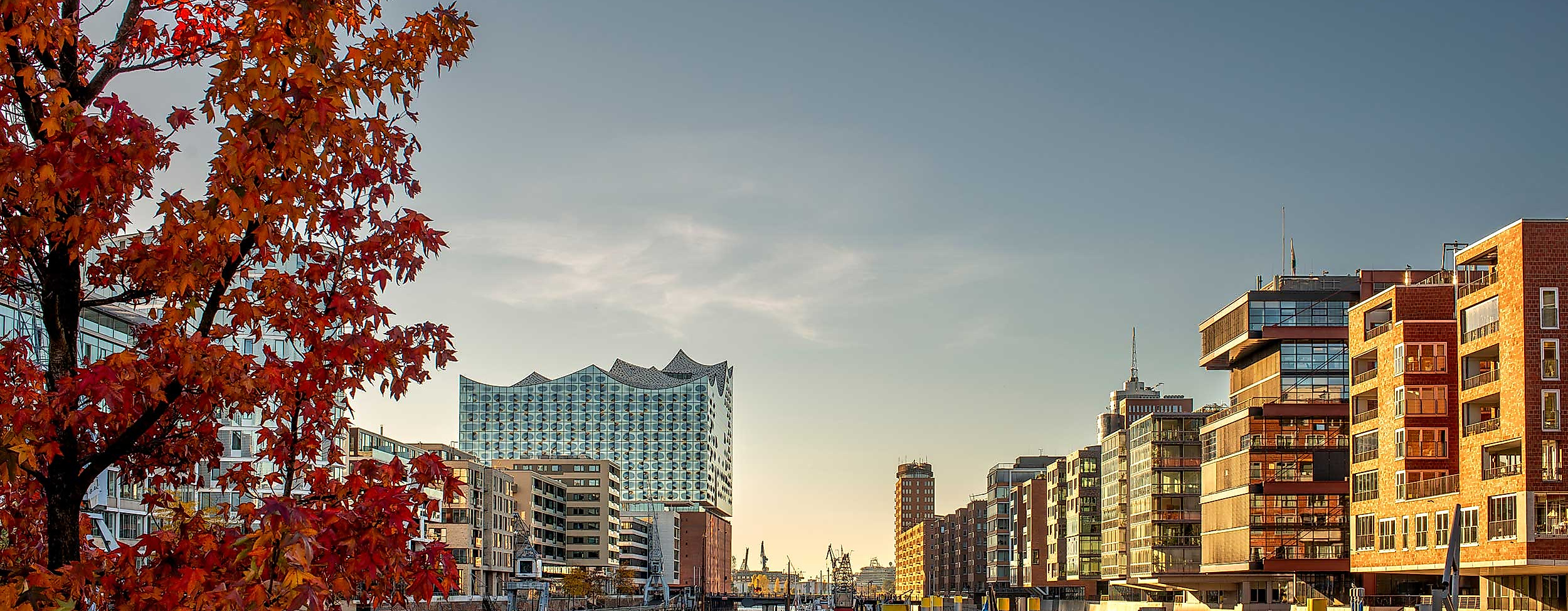 HafenCity Hamburg im Herbst bei Sonnenuntergang