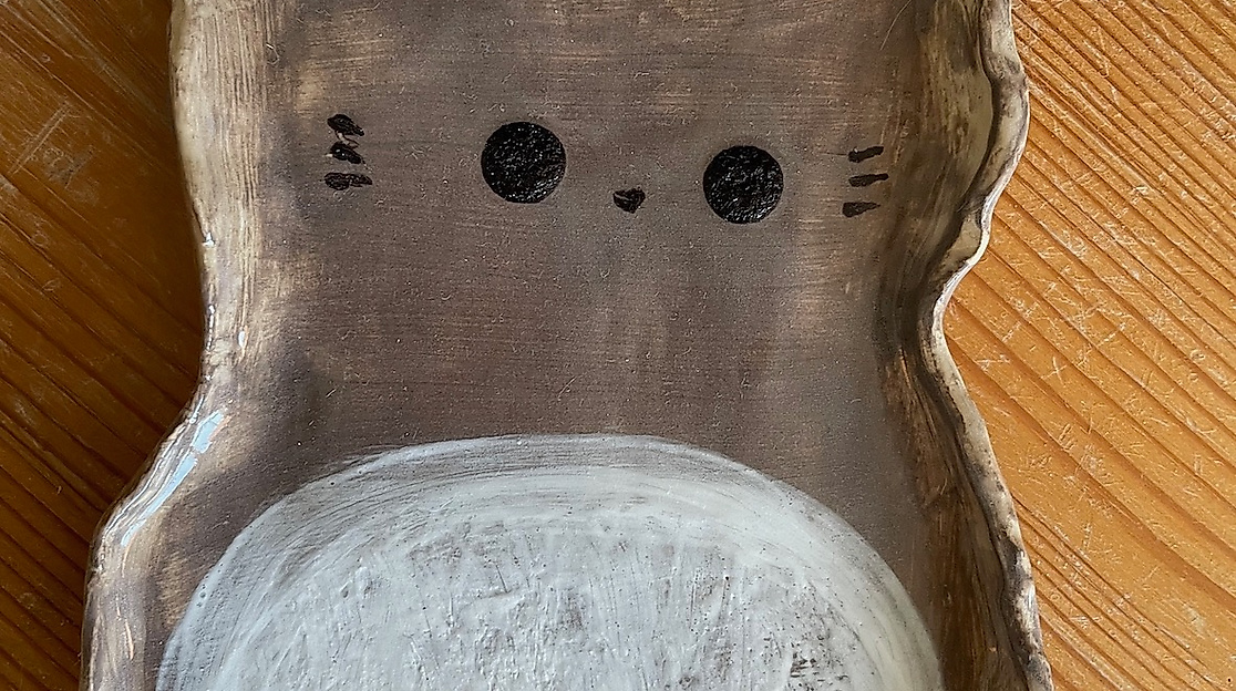 Teller von Kind gestaltet aus Ton.