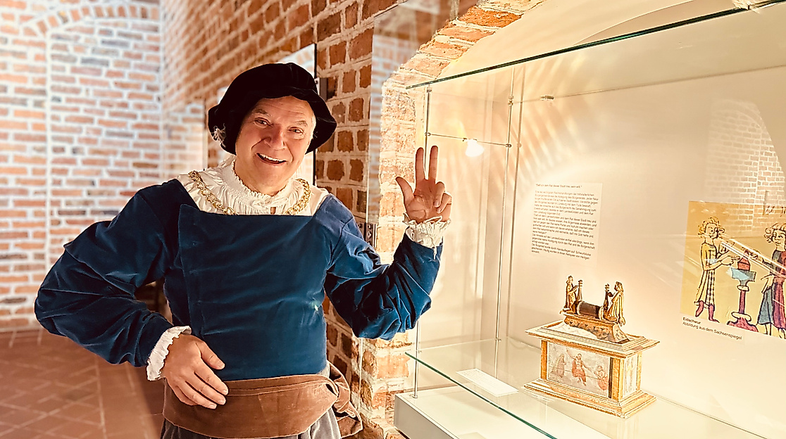 Andreas Rönnaus als Bürgermeister Witzendorff beim Bürgerschwur_Lüneburg Marketing GmbH