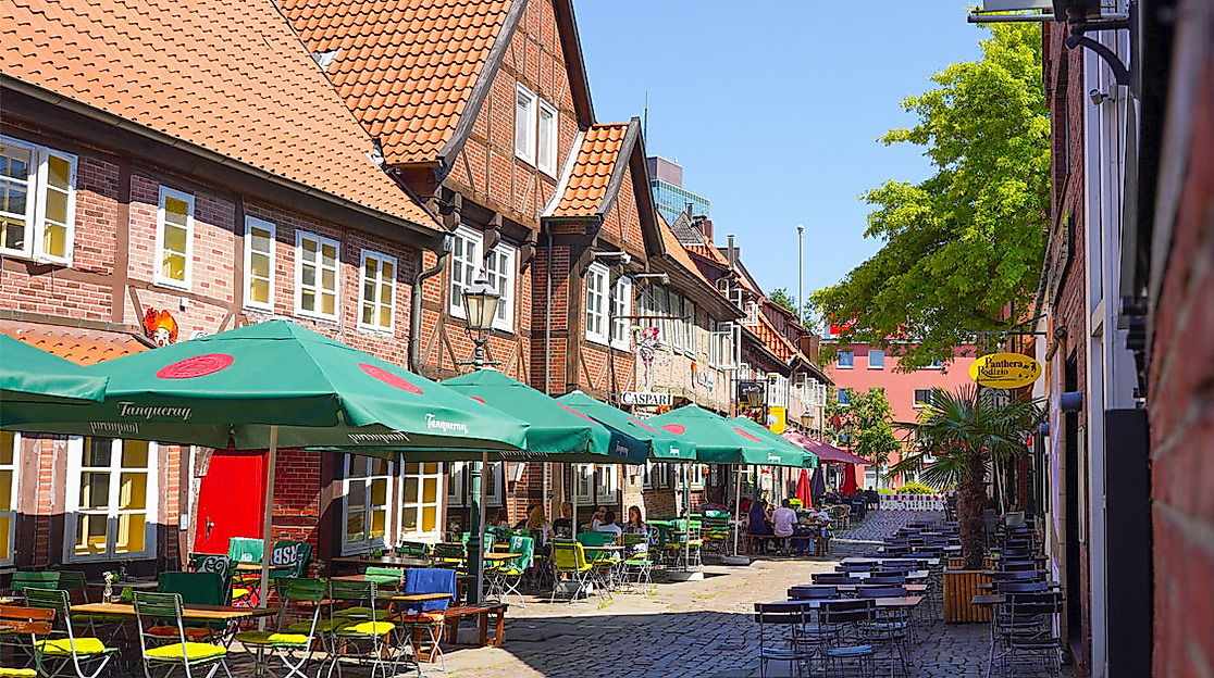 Historische Fachwerkhäuser und Straßencafés in der Lämmertwiete in Hamburg-Harburg bei Sonnenschein