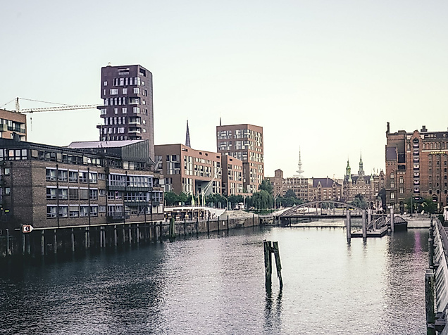 Magdeburger Hafen in der HafenCity Hamburg mit moderner Architektur und ruhiger Wasserfläche am Abend