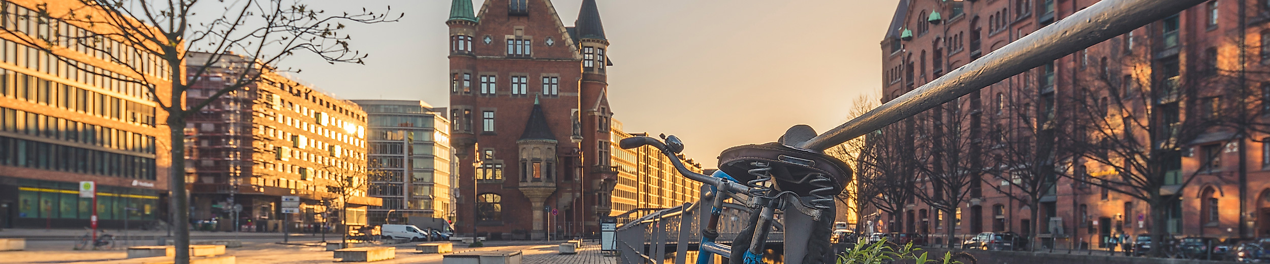 Fahrrad vor der großen Kulisse der Speicherstadt Hamburg