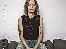 Yasi Hofer