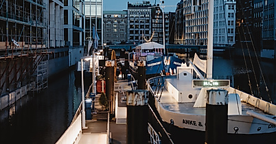 Theaterschiff Außen am Abend