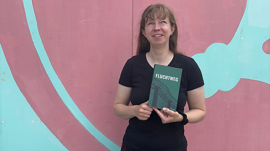 Autorin mit Buch