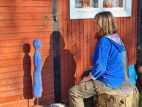 Die Bildhauerin Petra Schubert mit ihrer neuen Skulptur