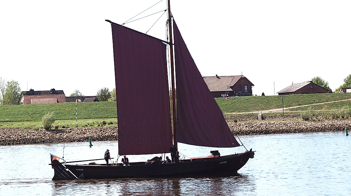 Uns Ewer unter Segeln auf der Elbe