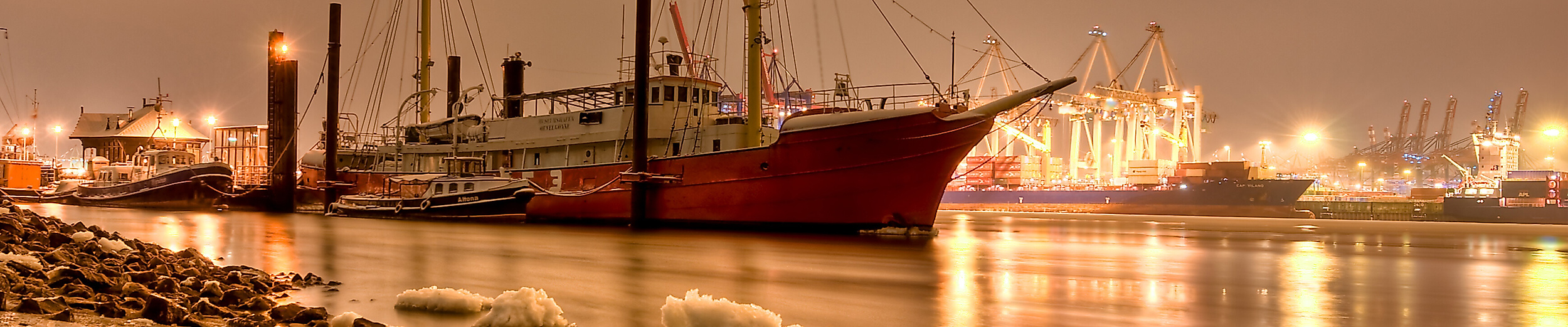 Historisches Feuerschiff im Museumshafen Övelgönne mit erleuchteten Hafenkrähnen