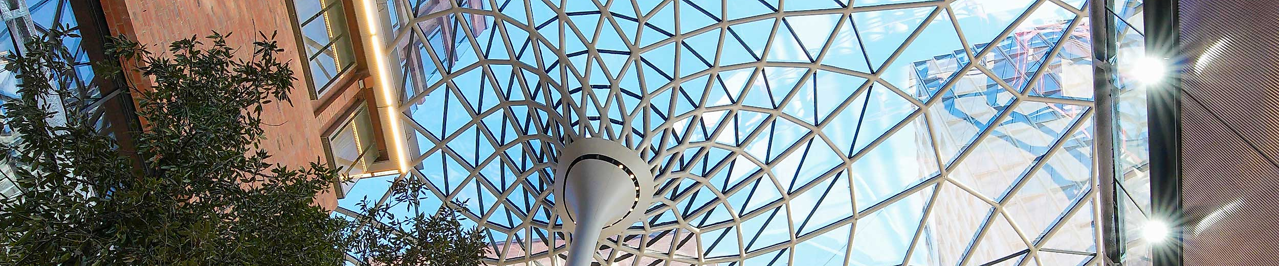 Blick durch das kunstvoll gestaltete Glasdach des Westfield Überseequartiers in der Hamburger HafenCity