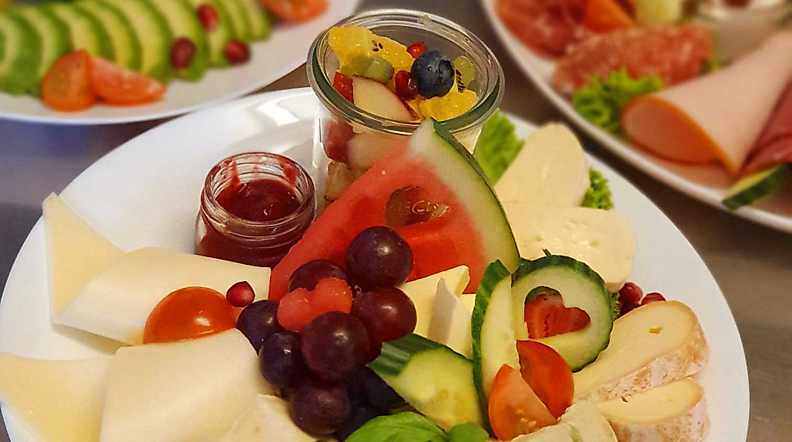 cafe-avi_kaesefruehstueck_c-2020_oliver-bruns