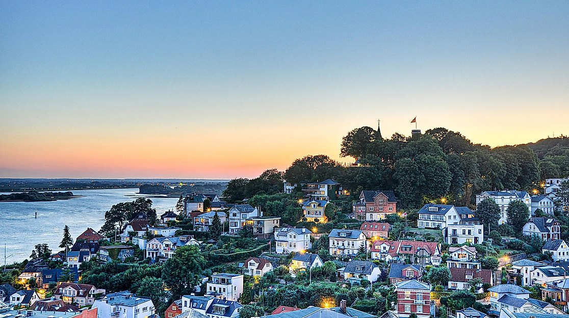 Beleuchtetes Treppenviertel in Blankenese bei Sonnenuntergang mit Blick auf die Elbe und das Uferpanorama