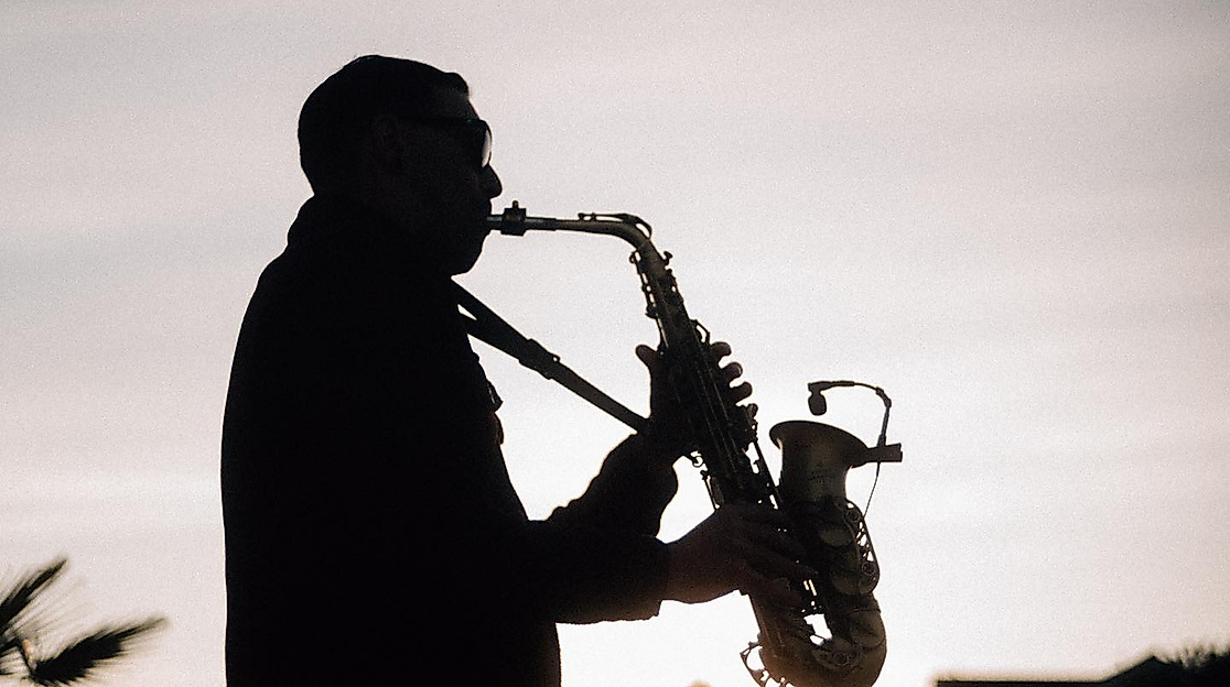 Gänsehautmoment beim Festival in Scharbeutz: Ein Saxophonspieler verzaubert das Publikum beim Charity-Event mit seiner Musik in der goldenen Abendsonne.
