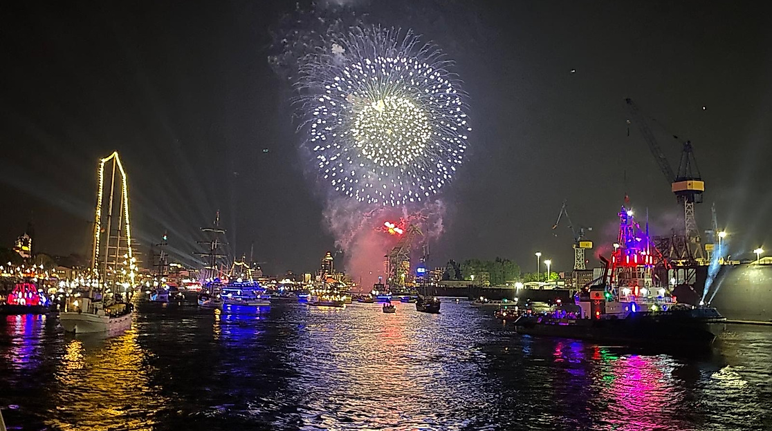 Feuerwerk vom Hochseeschlepper Elbe aus
