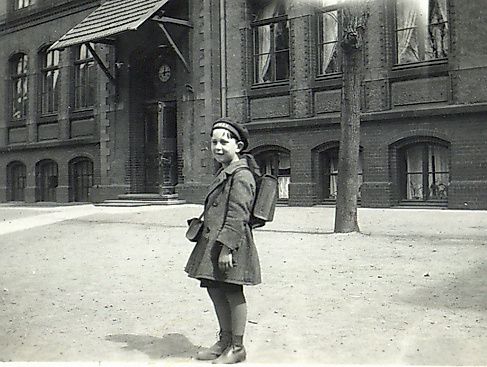 Borchert vor der Schule 1930