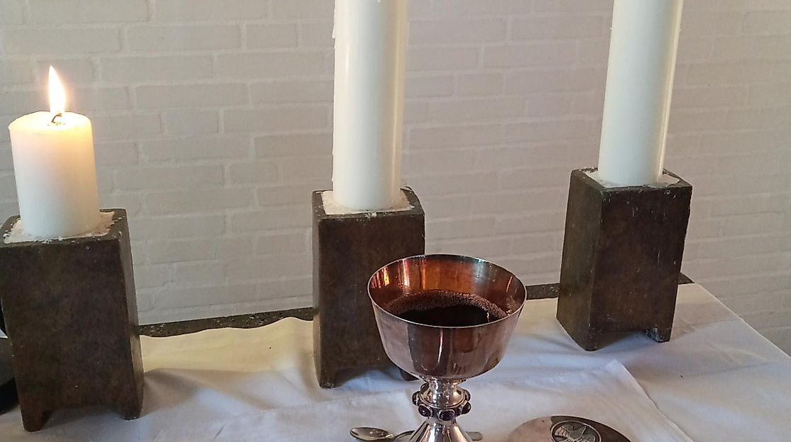 Abendmahlsgeschirr auf dem Altar