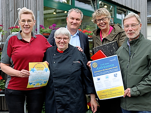 Gemeinsam machten seitens der Rotarier Präsidentin Marianne Baehr und Dr. Joachim Wiedner zusammen mit Lebenshilfe-Geschäftsführer Dr. Marc Brockmann (Bildmitte) und Isabella Schröder (links) und Sabine Früchtenicht vom Team im UNiKAT auf den Tag aufmerksam