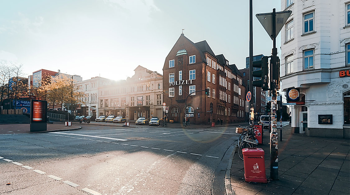 Blick auf die Davidwache an der Reeperbahn in Hamburg bei Sonnenlicht und ruhiger Straßenszene am Morgen