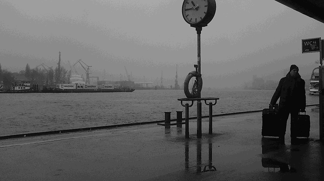 Mann mit zwei Koffern