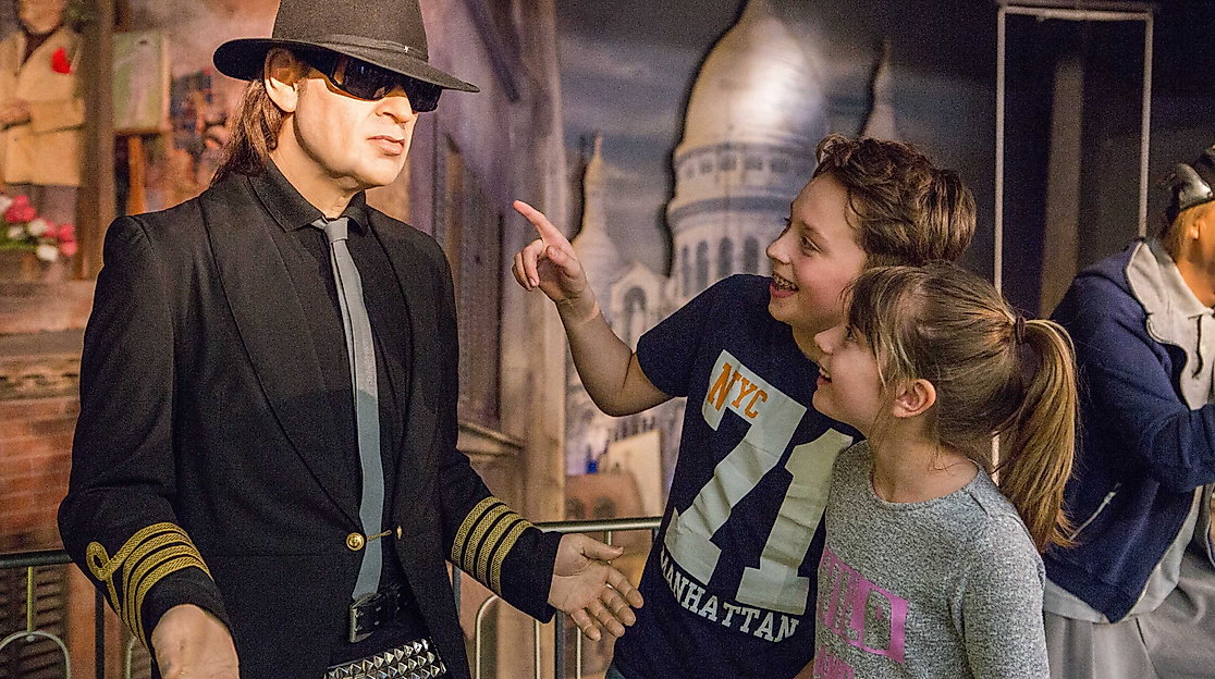 Besucher mit Wachsfigur Udo Lindenberg