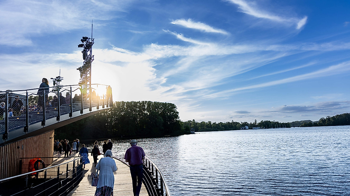 Auf der Eutiner Seebühne, wo Schlossgarten, Wasser und Abendhimmel zur Kulisse werden, entfaltet sich die Klangwelt in ihrer ganzen Pracht.