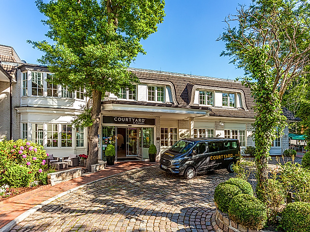 Aussenansicht bei Tag mit Shuttle