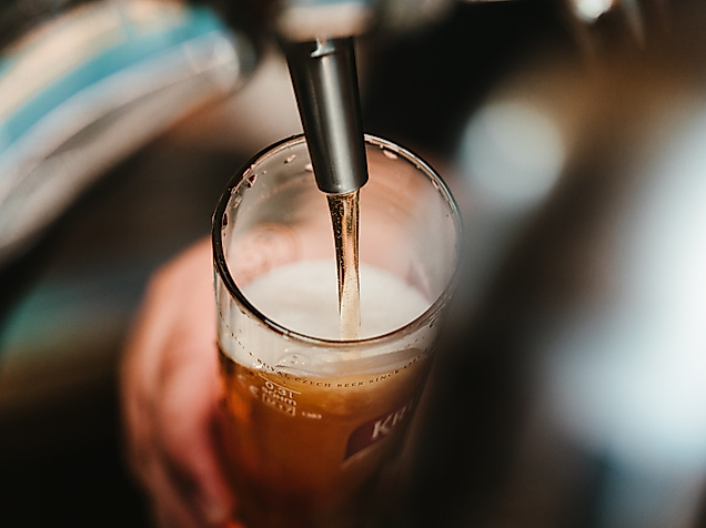 Frisch gezapftes Craft Beer fließt in ein Glas, Nahaufnahme an der Theke im Hamburger Nachtleben