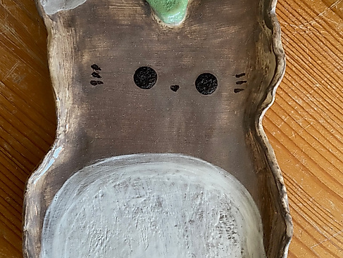 Teller von Kind gestaltet aus Ton.